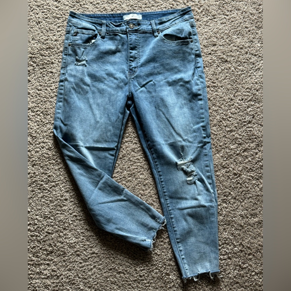 KanCan size 32 lightly distressed capri blue jeans